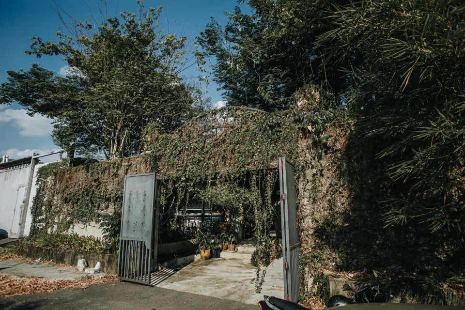 A Perfect Fusion: Fabby and Marissa’s Garden-Style Wedding in Rowan Parsley — photo 13 by Jayden Seah