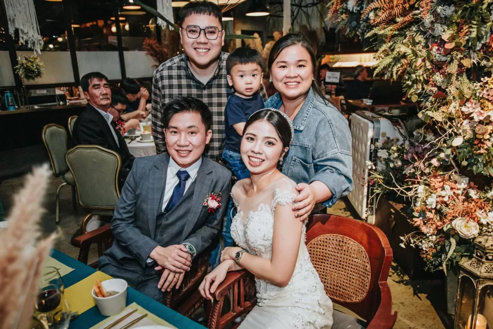 A Perfect Fusion: Fabby and Marissa’s Garden-Style Wedding in Rowan Parsley — photo 30 by Jayden Seah
