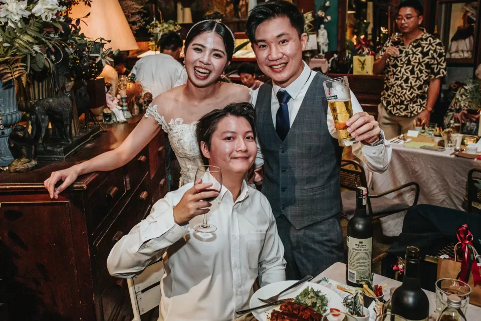 A Perfect Fusion: Fabby and Marissa’s Garden-Style Wedding in Rowan Parsley — photo 46 by Jayden Seah