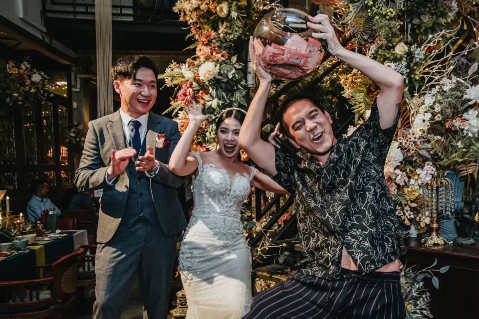 A Perfect Fusion: Fabby and Marissa’s Garden-Style Wedding in Rowan Parsley — photo 48 by Jayden Seah
