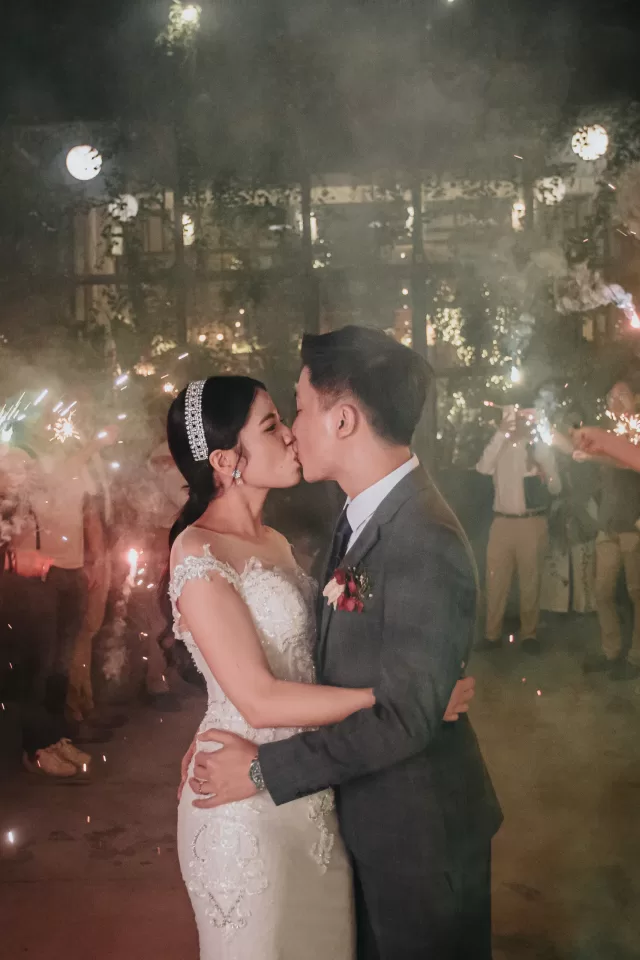 A Perfect Fusion: Fabby and Marissa’s Garden-Style Wedding in Rowan Parsley — photo 50 by Jayden Seah