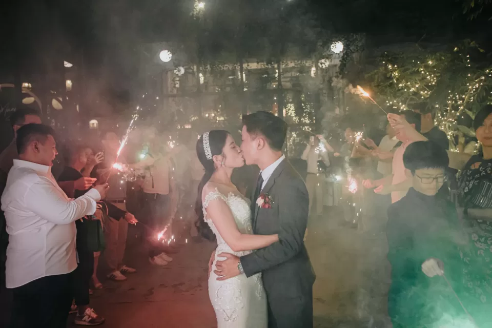 A Perfect Fusion: Fabby and Marissa’s Garden-Style Wedding in Rowan Parsley — photo 52 by Jayden Seah