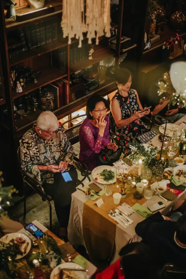 A Perfect Fusion: Fabby and Marissa’s Garden-Style Wedding in Rowan Parsley — photo 35 by Jayden Seah
